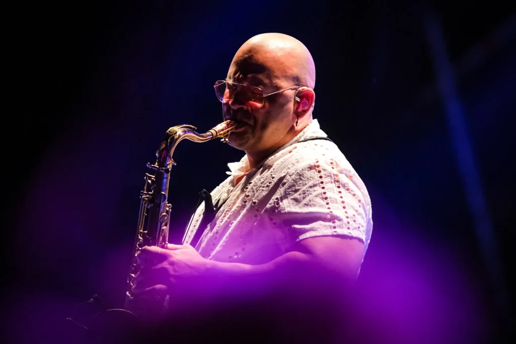 Termoli, Italia: gli Earth, Wind & Fire si esibiscono sul palco dell'Arena del Mare durante il loro Live Tour 2025.