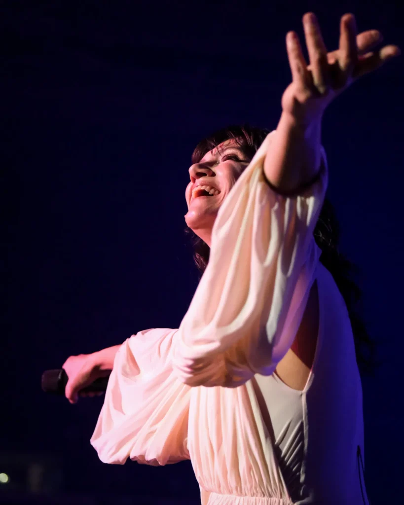 Torino, Italia: Elisa si esibisce sul palco dell'Inalpi Arena durante il suo tour Palasport 2025.