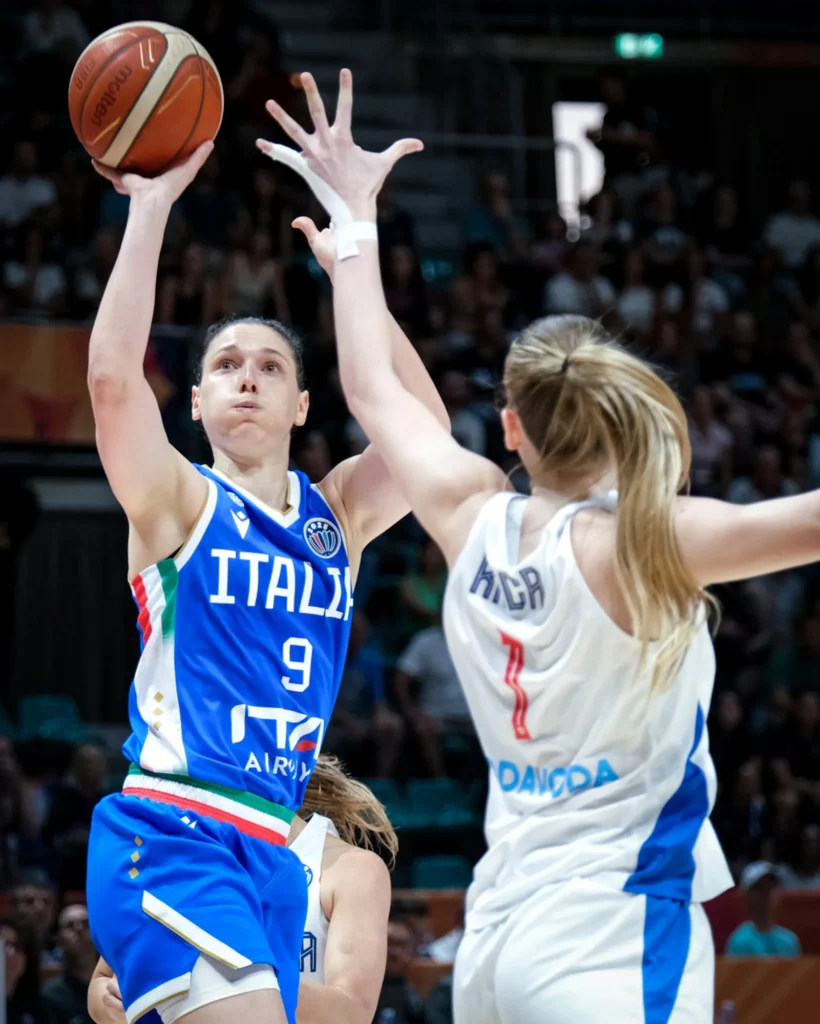 Cecilia Zandalasini 9 (ITA) e Ivana Raca 1 (SRB) in azione durante la partita del Gruppo B tra Serbia e Italia ai FIBA Women's EuroBasket 2025, tenutasi al PalaDozza di Bologna, Italia.