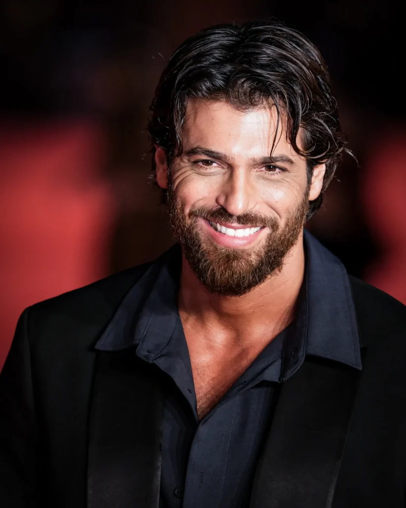 Roma, Italia – Can Yaman posa per i fotografi sul red carpet della Festa del Cinema di Roma 2025.