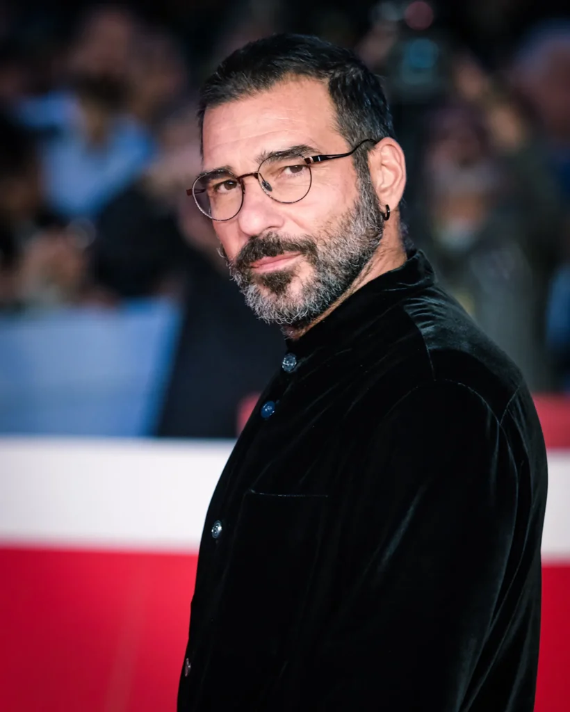 Roma, Italia – Edoardo Leo posa per i fotografi sul red carpet della Festa del Cinema di Roma 2025.