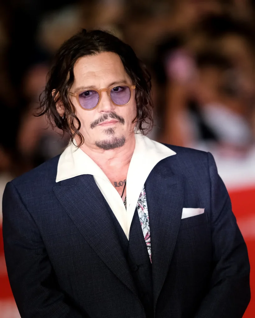 Roma, Italia – Johnny Depp posa per i fotografi sul red carpet della Festa del Cinema di Roma 2025.