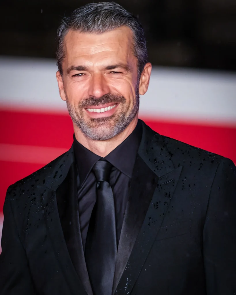 Roma, Italia – Luca Argentero posa per i fotografi sul red carpet della Festa del Cinema di Roma 2025.