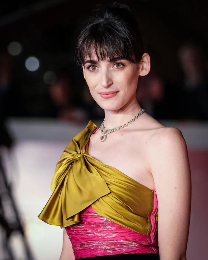 Roma, Italia – Pilar Fogliati posa per i fotografi sul red carpet della Festa del Cinema di Roma 2025.