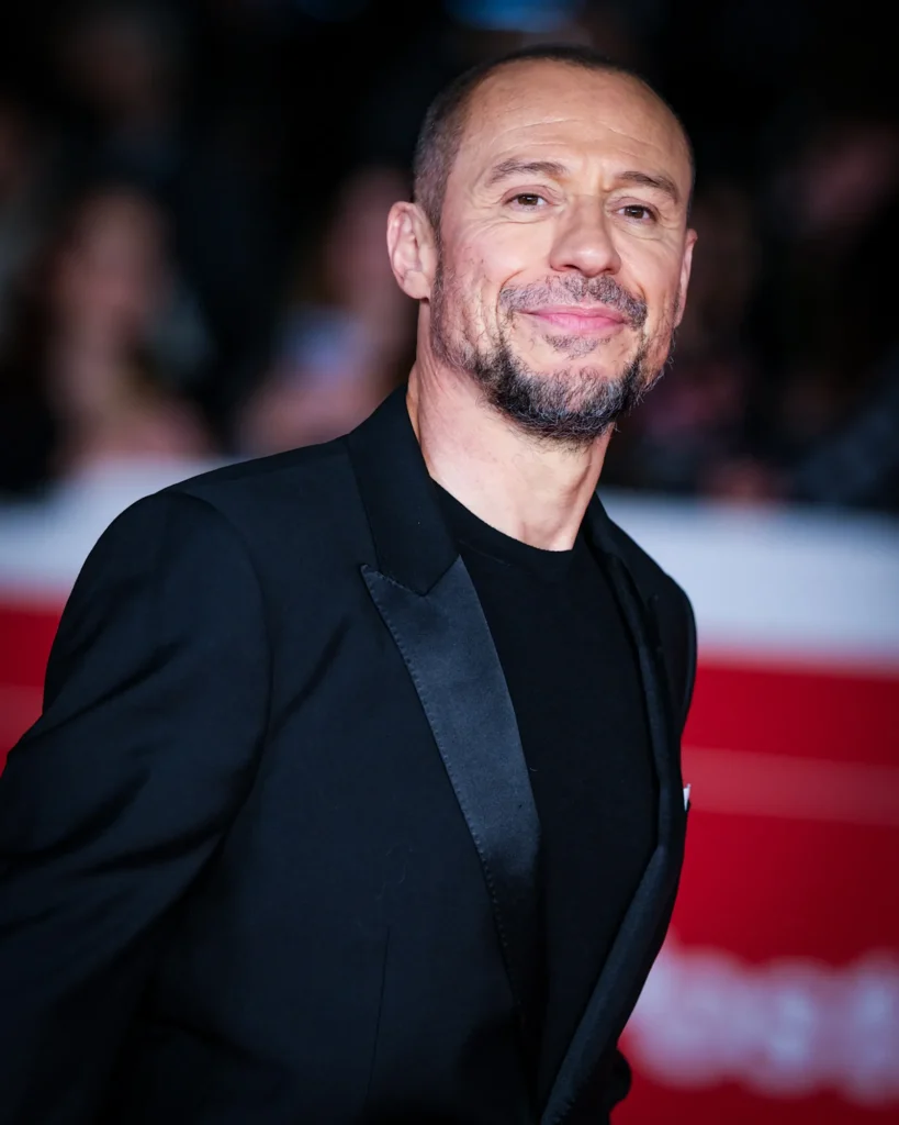 Roma, Italia – Stefano Accorsi posa per i fotografi sul red carpet della Festa del Cinema di Roma 2025.