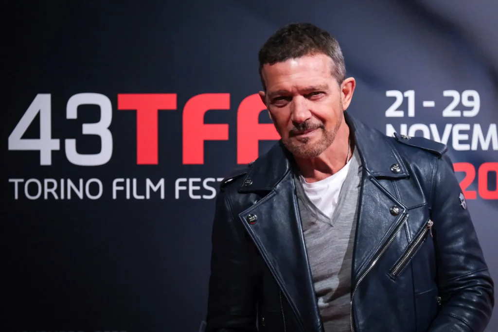 Torino, Italia - Antonio Banderas in posa per i fotografi durante il 43° Torino Film Festival 2025.