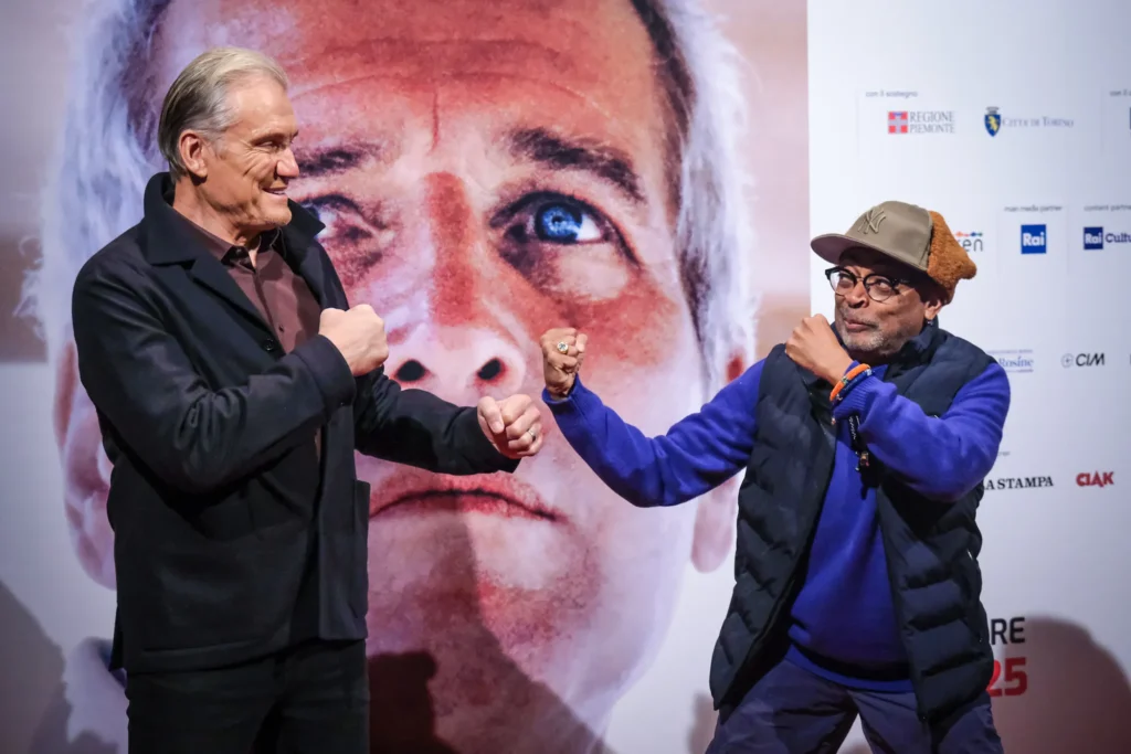 Torino, Italia - Dolph Lundgren e Spike Lee in posa per i fotografi durante il 43° Torino Film Festival 2025.