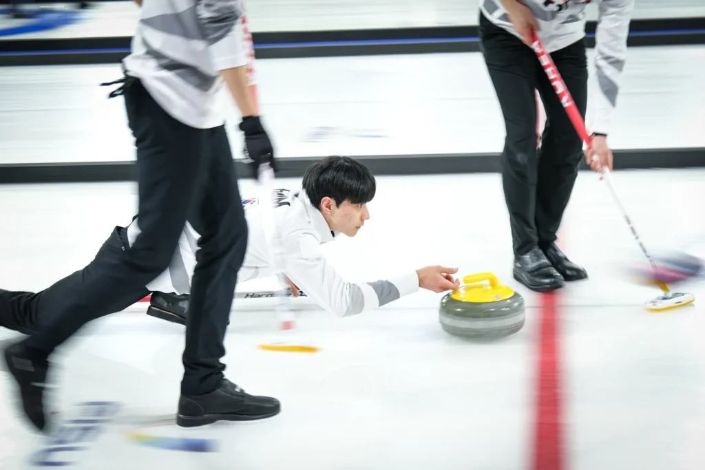 Il Team Corea in azione durante la sessione 1 del round robin di curling maschile, Corea contro Italia, ai FISU Games Winter 2025 di Torino, Italia.