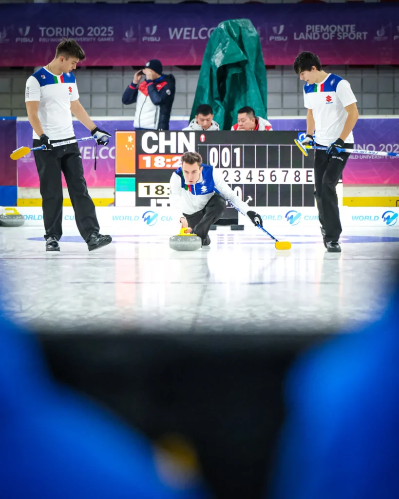 Il Team Italia in azione durante la sessione 1 del round robin di curling maschile, Cina contro Italia, ai FISU Games Winter 2025 di Torino, Italia.