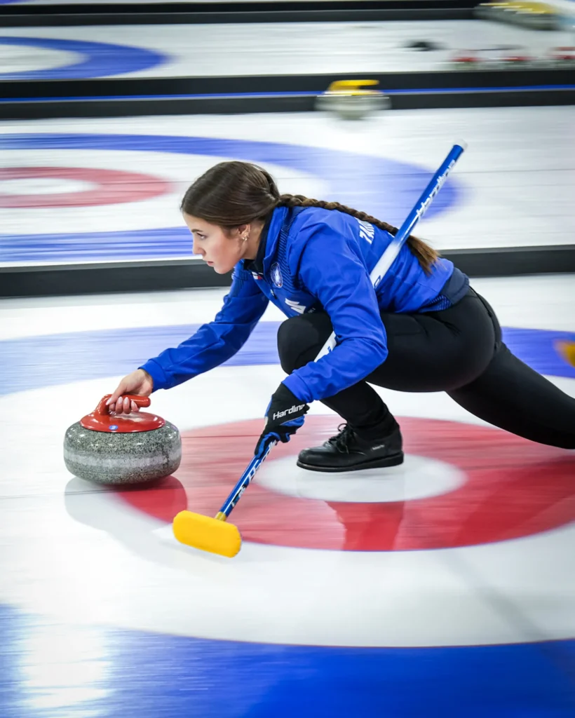 Giulia Zardini Lacedelli (Italia) durante l'incontro tra Italia e Svizzera, valevole per la sessione 7 del round robin di curling doppio misto ai FISU Games 2025 di Torino, Italia.