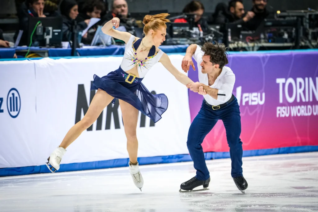 Noe Perron e Lou Terreaux (FRA) durante la danza ritmica di danza su ghiaccio di pattinaggio di figura ai FISU Games 2025 di Torino, Italia.