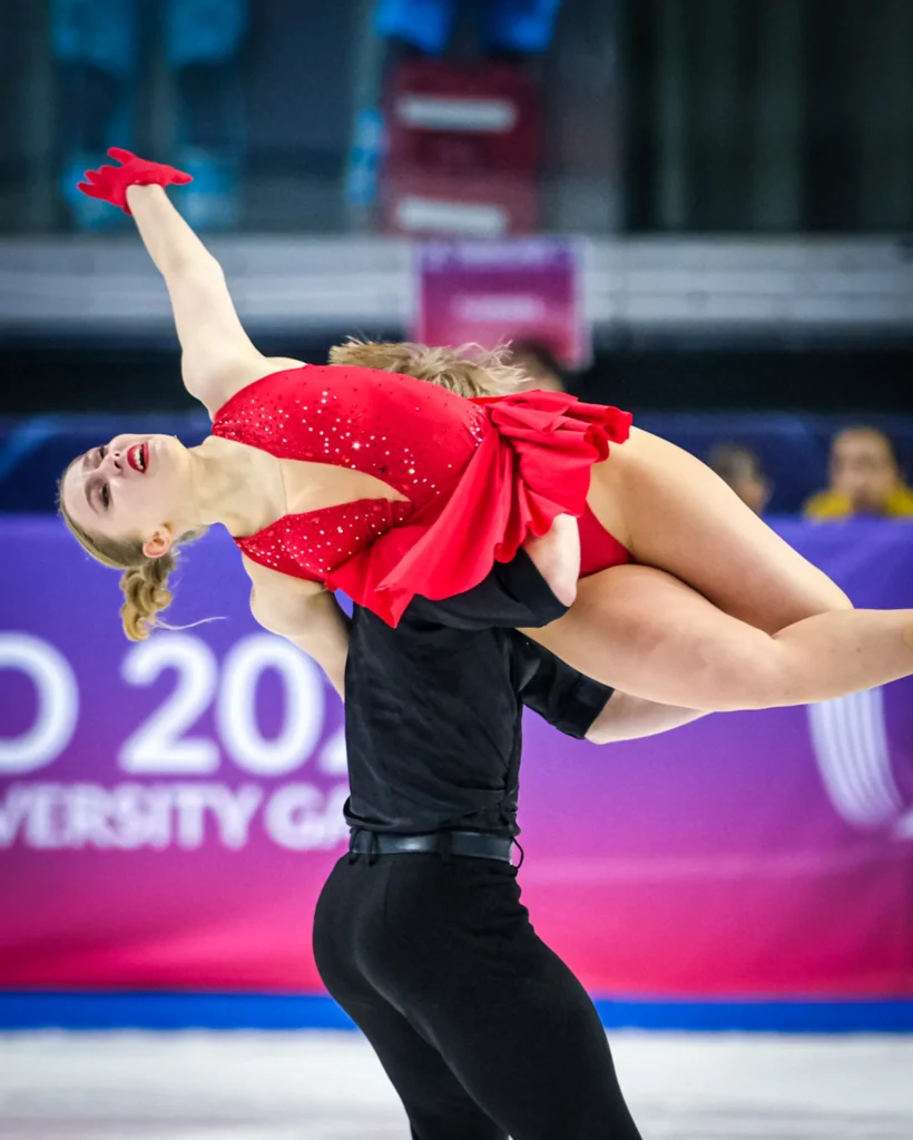 Mariia Pinchuk e Mykyta Pogorielov (UKR) durante la danza ritmica di danza su ghiaccio di pattinaggio di figura ai FISU Games 2025 di Torino, Italia.