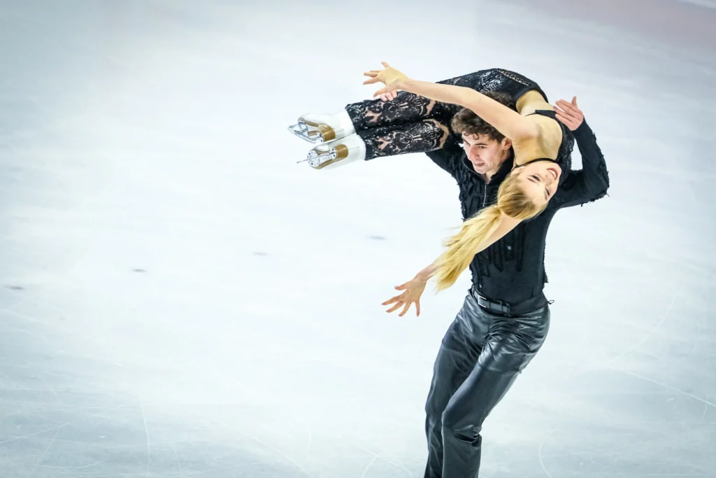 Asaf Kazimov e Sofia Val (ESP) durante la danza ritmica di danza su ghiaccio di pattinaggio di figura ai FISU Games 2025 di Torino, Italia.