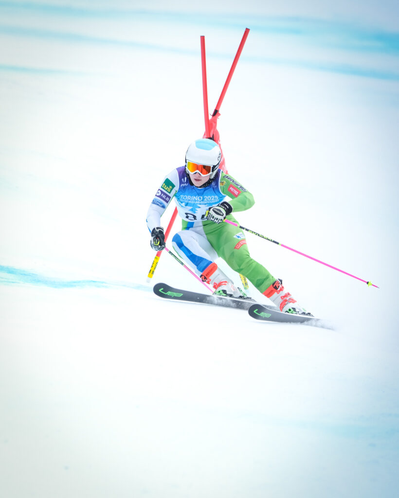 Urša Poženel Vilhar (SLO) durante lo slalom gigante femminile di sci alpino ai FISU Games 2025 a Bardonecchia, Italia.