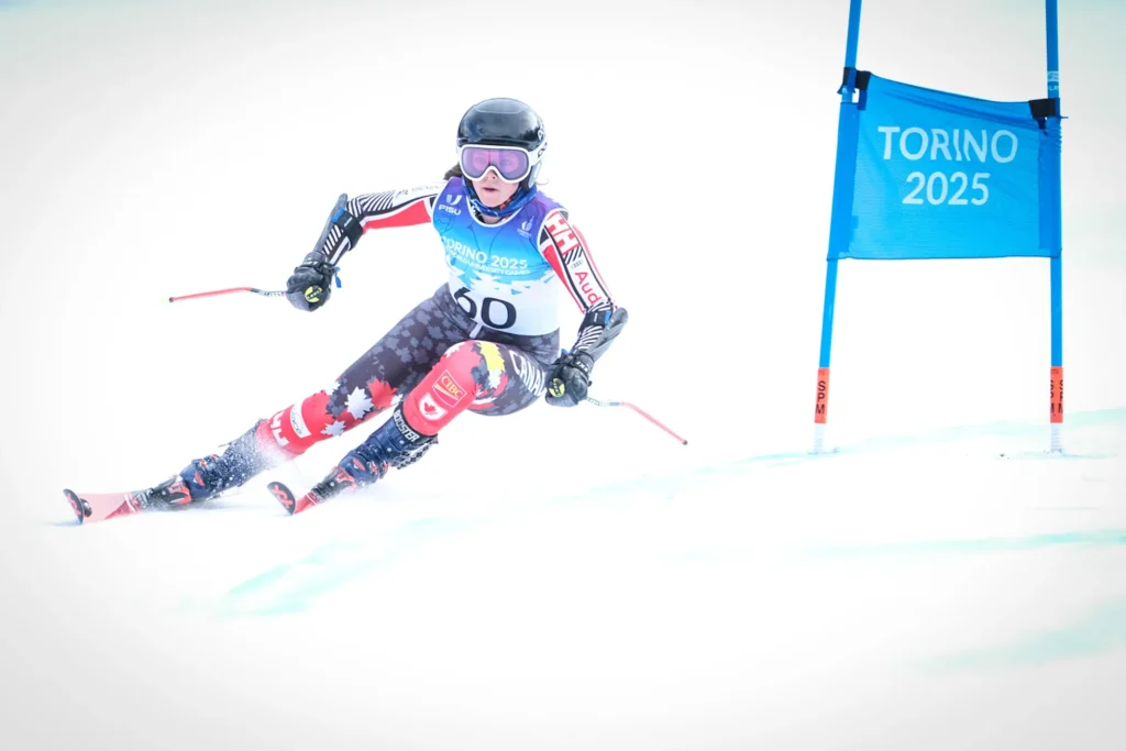 Urša Poženel Vilhar (SLO) durante lo slalom gigante femminile di sci alpino ai FISU Games 2025 a Bardonecchia, Italia.