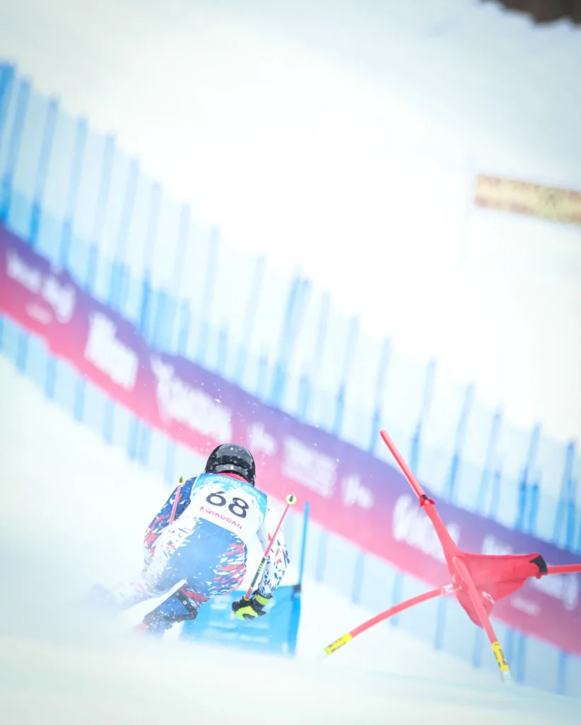 Wen-Yi Lee (TPE) durante lo slalom gigante femminile di sci alpino ai FISU Games 2025 a Bardonecchia, Italia.