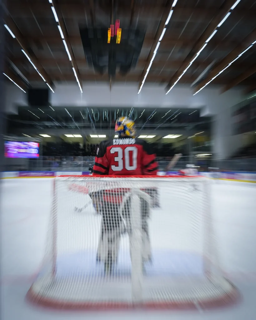 Kai Edmonds (Canada) durante l'incontro tra USA e Canada, valevole per le semifinali dei play-off di hockey su ghiaccio maschile ai FISU Games 2025 di Torino, Italia.