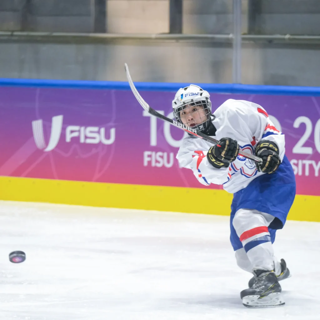 Yun-Chu Huang (TPE) in azione durante l'incontro del turno preliminare del Gruppo A di hockey su ghiaccio femminile tra Taipei Cinese e Regno Unito ai Giochi Mondiali Universitari Invernali FISU di Torino 2025.