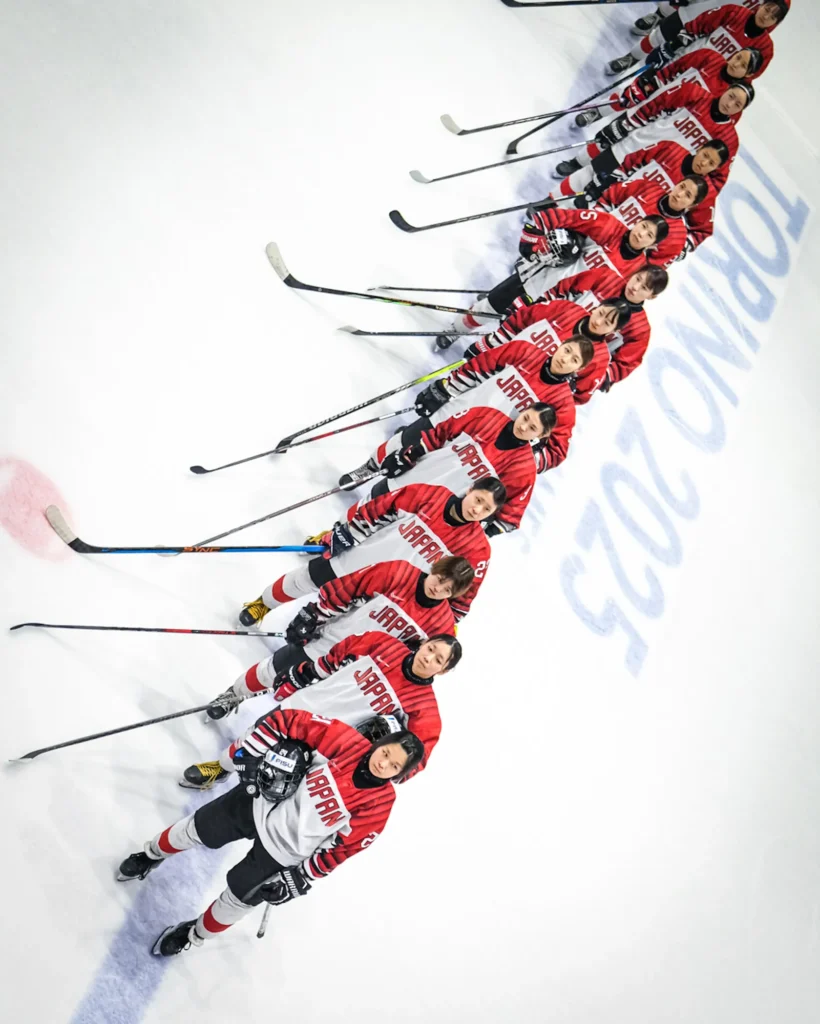 La nazionale giapponese durante l'incontro tra USA e Giappone, valido per il turno preliminare del Gruppo B di hockey su ghiaccio femminile ai FISU Games 2025 di Torino, Italia.