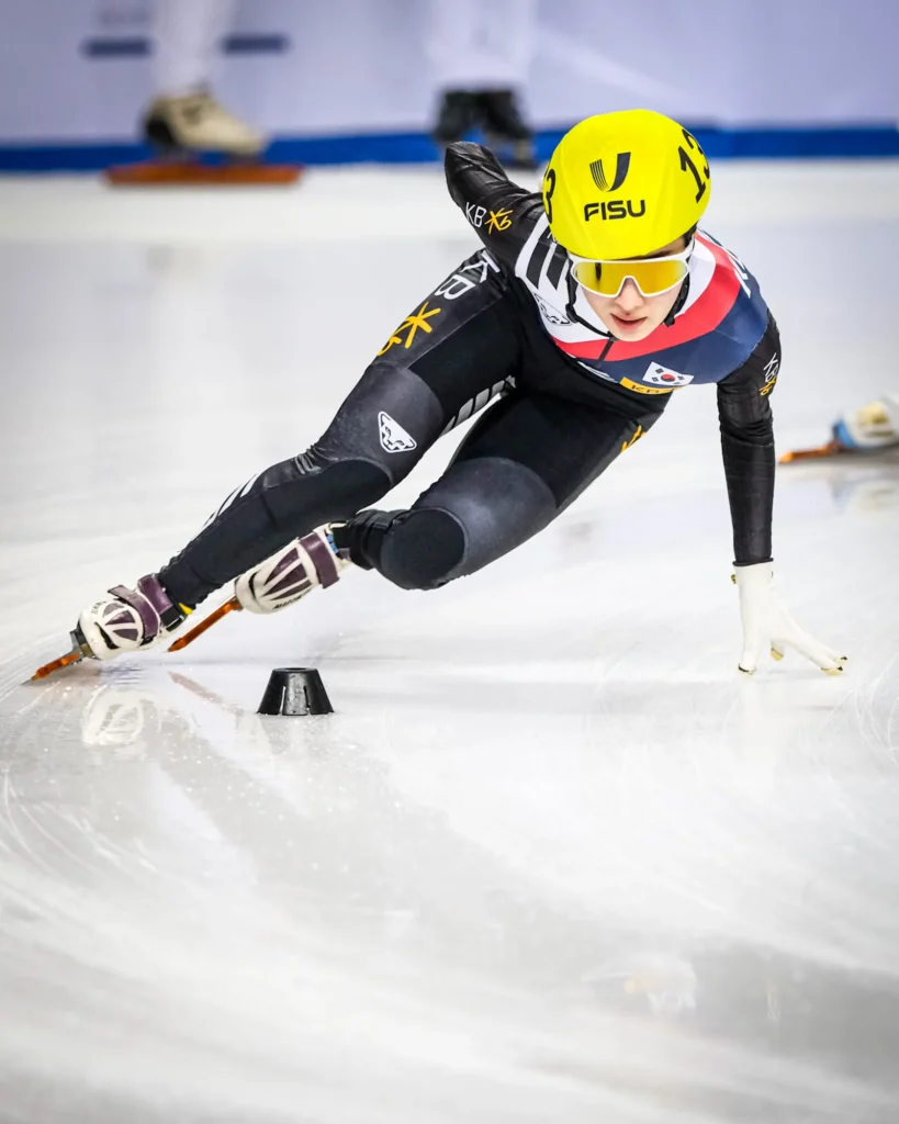 Whimin Seo (KOR) alla testa del gruppo durante la finale A dei 1500 m femminili di Short Track ai FISU Games 2025, i Giochi Mondiali Universitari Invernali di Torino, Italia.