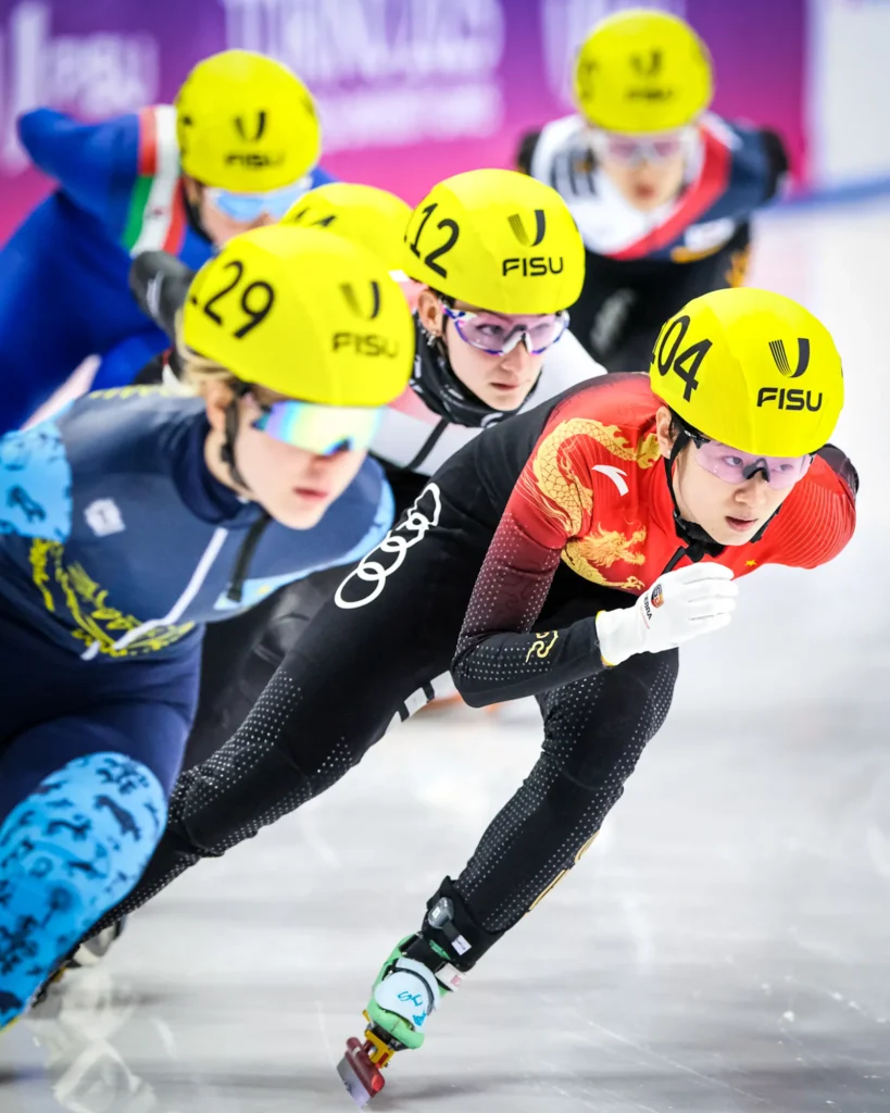 Ailin Xing (CHN) durante i quarti di finale dei 1500 m femminili di Short Track ai FISU Games 2025, i Giochi Mondiali Universitari Invernali di Torino, Italia.