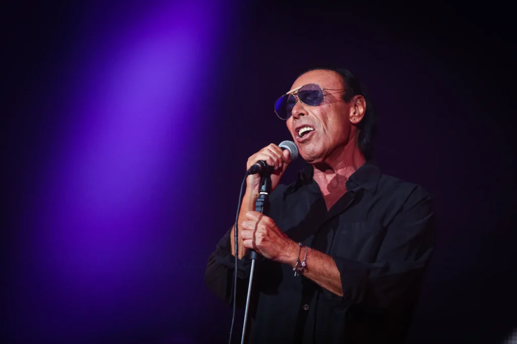 Antonello Venditti si esibisce dal vivo sul palco durante il suo Tortuga – Il Tour al Pala Giovanni Paolo II di Pescara.