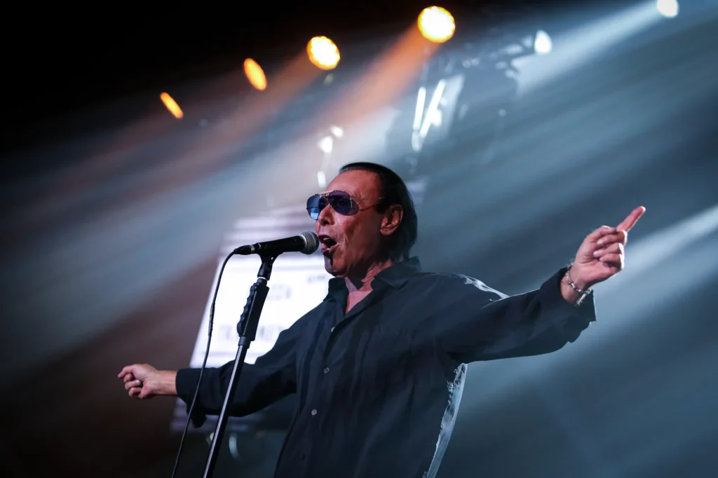 Antonello Venditti si esibisce dal vivo sul palco durante il suo Tortuga – Il Tour al Pala Giovanni Paolo II di Pescara.