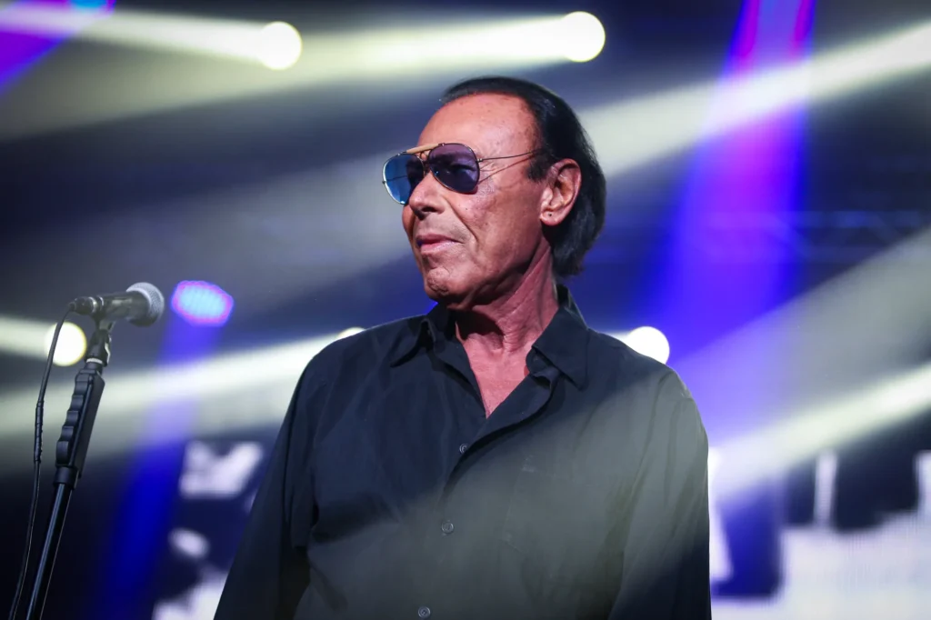 Antonello Venditti si esibisce dal vivo sul palco durante il suo Tortuga – Il Tour al Pala Giovanni Paolo II di Pescara.