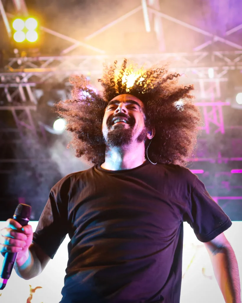 Caparezza si esibisce dal vivo sul palco durante il suo Museica Tour presso il Porto Turistico di Pescara.