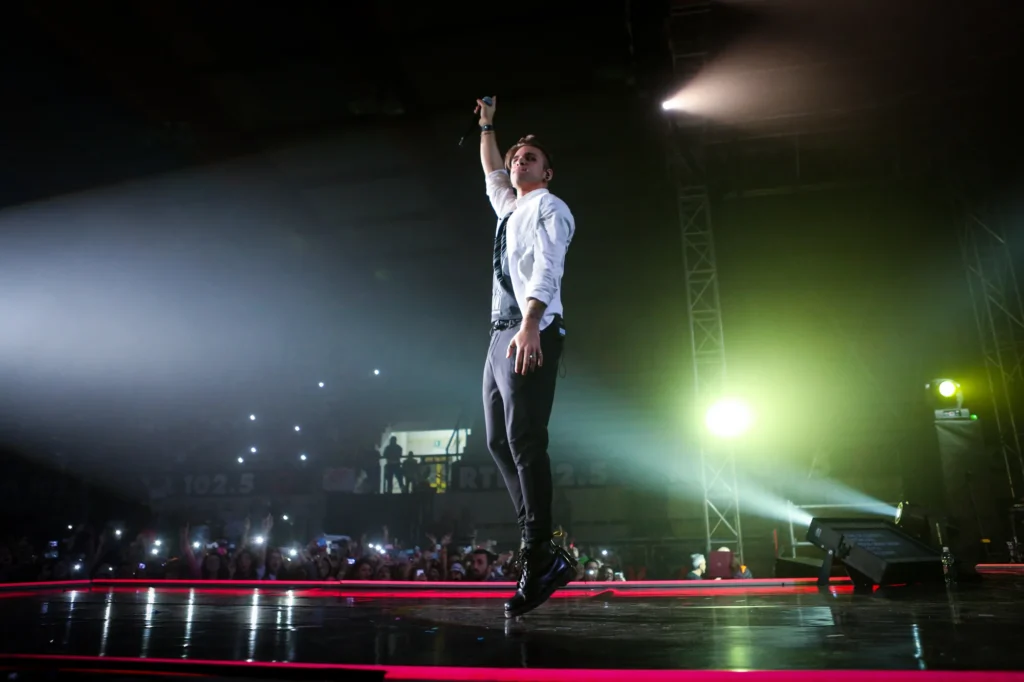 I Dear Jack si esibiscono dal vivo sul palco durante il loro Domani è un altro film – Il Tour al Pala Giovanni Paolo II di Pescara.