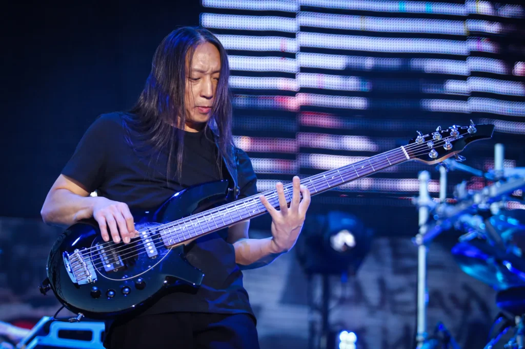 I Dream Theater si esibiscono dal vivo sul palco durante il loro Along for the Ride Tour allo Stadio Adriatico di Pescara.