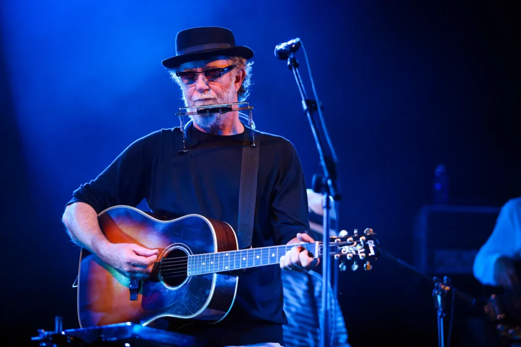 Francesco De Gregori si esibisce dal vivo sul palco durante il suo Sulla Strada Tour in Piazza del Papa a Termoli.
