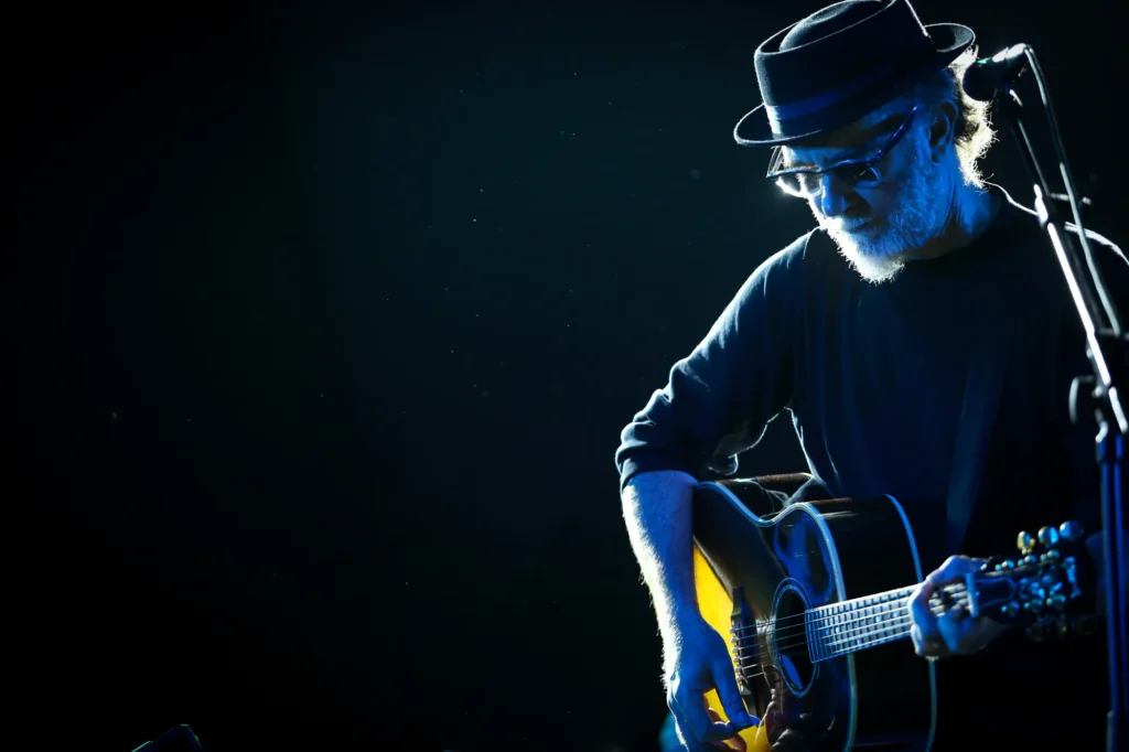 Francesco De Gregori si esibisce dal vivo sul palco durante il suo Sulla Strada Tour in Piazza del Papa a Termoli.