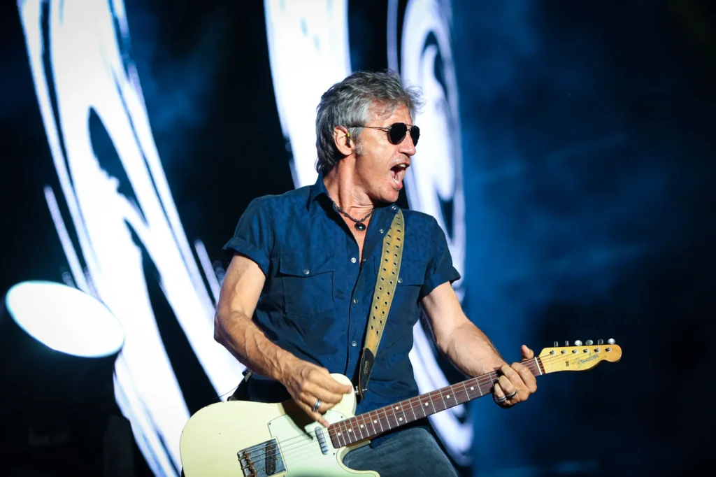 Ligabue si esibisce dal vivo sul palco durante il suo Mondovisione Tour allo Stadio Adriatico di Pescara.