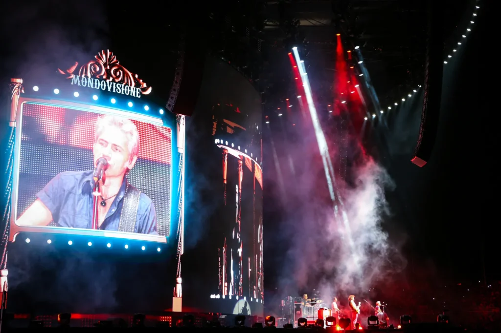 Ligabue si esibisce dal vivo sul palco durante il suo Mondovisione Tour allo Stadio Adriatico di Pescara.