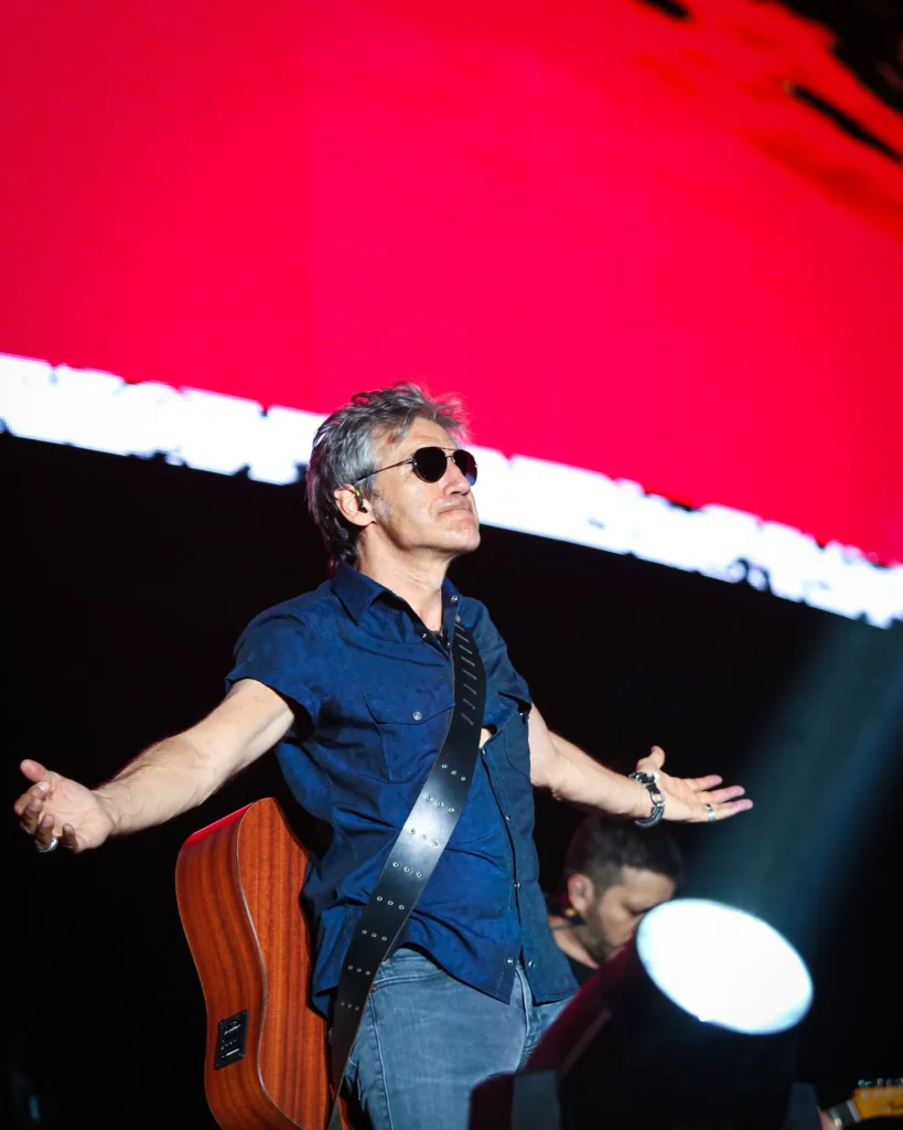 Ligabue si esibisce dal vivo sul palco durante il suo Mondovisione Tour allo Stadio Adriatico di Pescara.