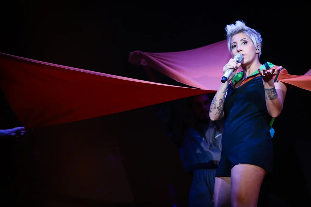 Malika Ayane si esibisce dal vivo sul palco durante il suo Naif Tour al Teatro Massimo di Pescara.