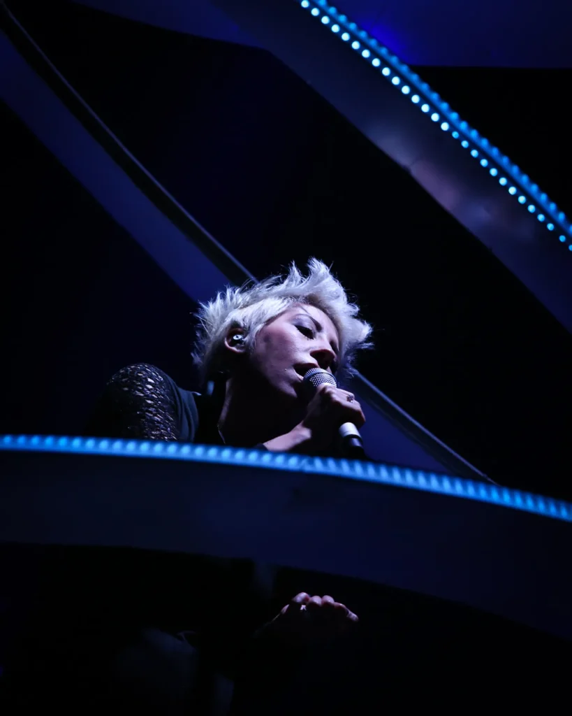 Malika Ayane si esibisce dal vivo sul palco durante il suo Naif Tour al Teatro Massimo di Pescara.