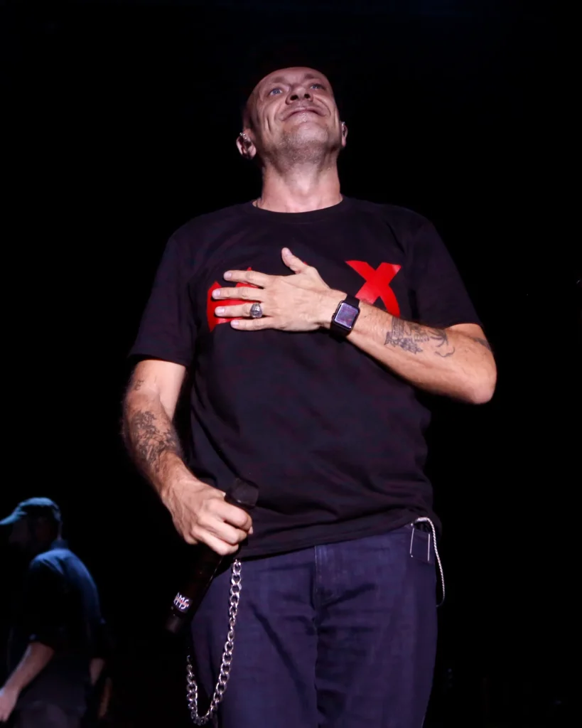 Max Pezzali si esibisce dal vivo sul palco durante il suo Astronave Max – Live Tour Estate presso il Porto Turistico di Pescara.