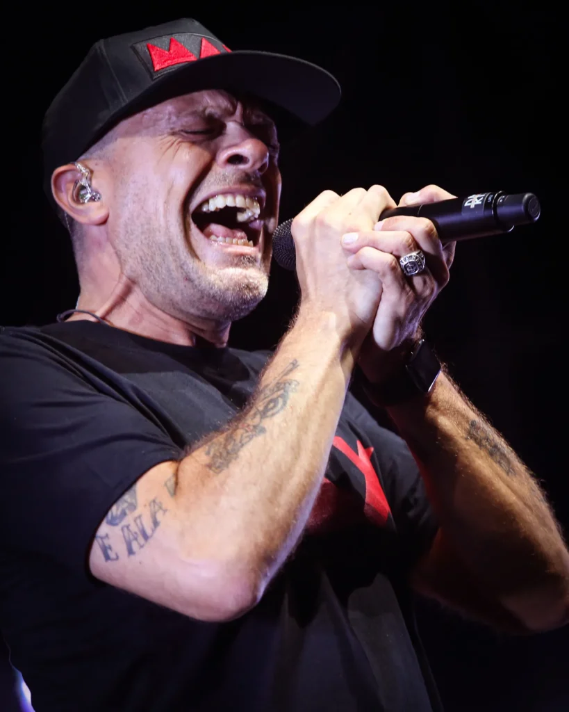 Max Pezzali si esibisce dal vivo sul palco durante il suo Astronave Max – Live Tour Estate presso il Porto Turistico di Pescara.