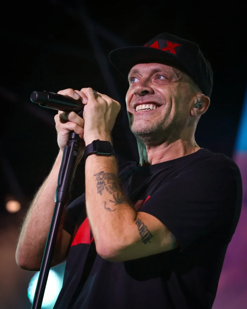 Max Pezzali si esibisce dal vivo sul palco durante il suo Astronave Max – Live Tour Estate presso il Porto Turistico di Pescara.