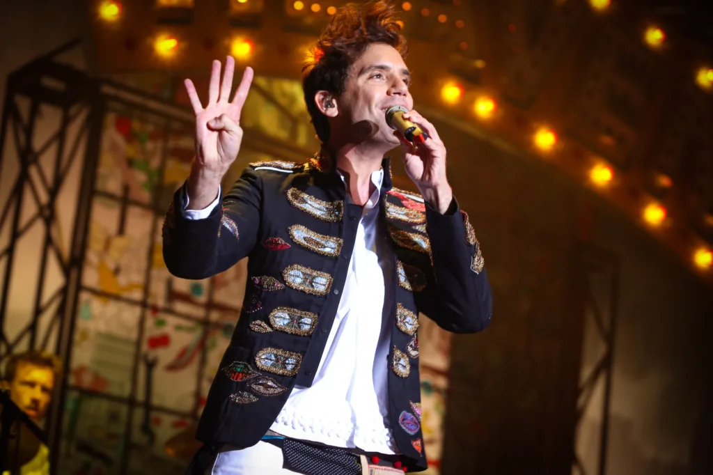 Mika si esibisce dal vivo sul palco durante il suo Heaven Tour all'Arena Civitella di Chieti, Italia.