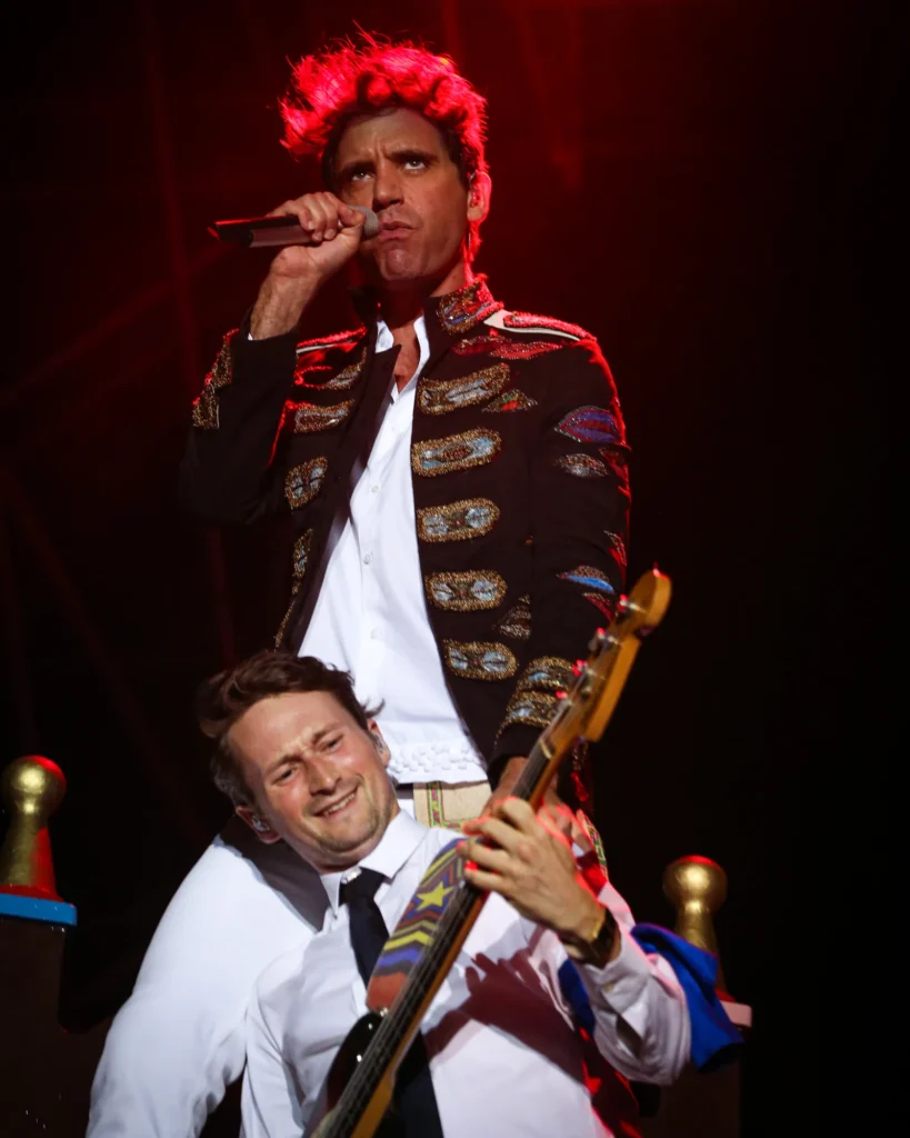 Mika si esibisce dal vivo sul palco durante il suo Heaven Tour all'Arena Civitella di Chieti, Italia.