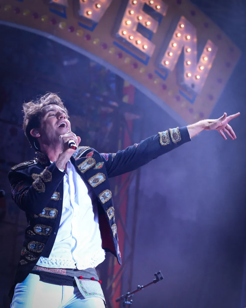 Mika si esibisce dal vivo sul palco durante il suo Heaven Tour all'Arena Civitella di Chieti, Italia.