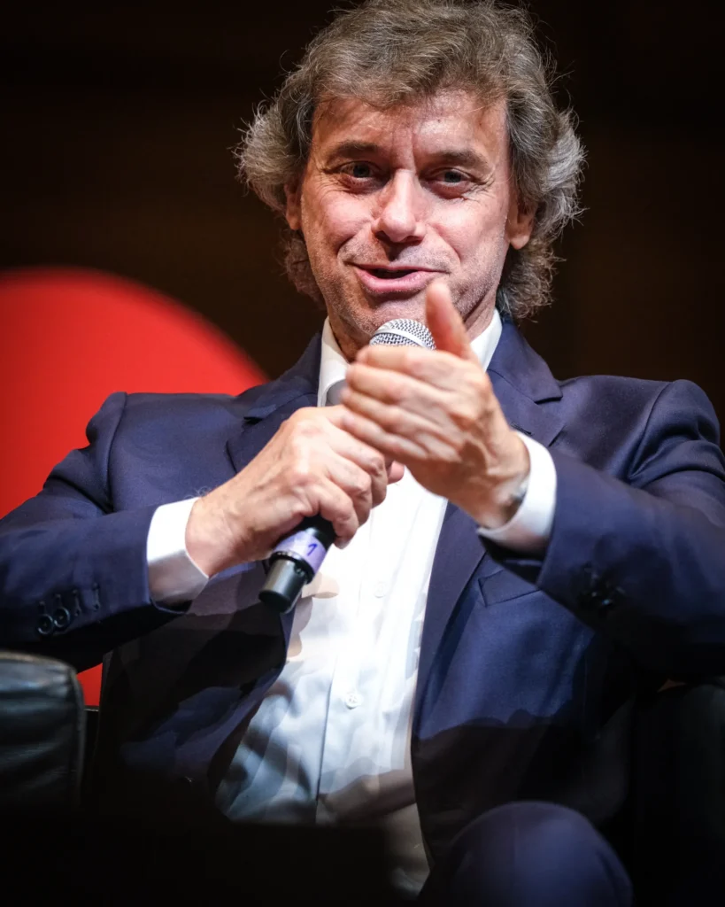 Il divulgatore scientifico, scrittore e conduttore televisivo italiano Alberto Angela partecipa a un evento durante la terza giornata del Salone Internazionale del Libro di Torino 2026, presso il Lingotto Fiere di Torino, Italia.