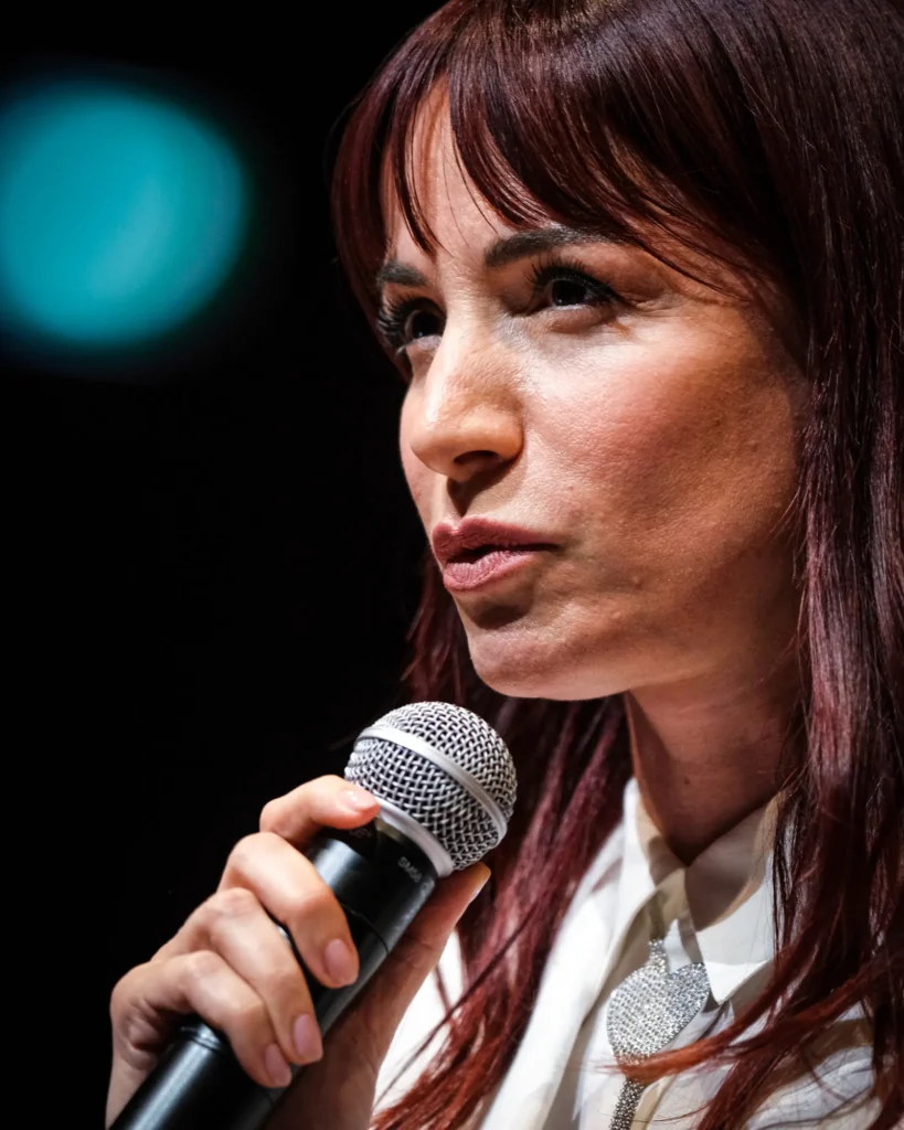 La conduttrice televisiva e radiofonica italiana Andrea Delogu partecipa a un evento durante la quinta e ultima giornata del Salone Internazionale del Libro di Torino, presso il Lingotto Fiere.