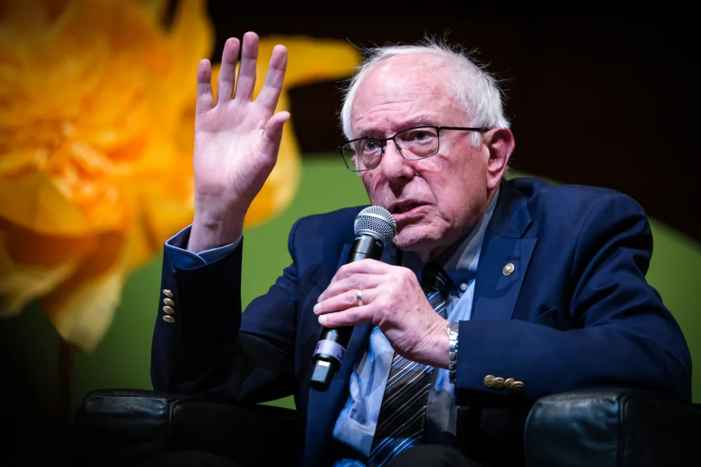 Il senatore degli Stati Uniti Bernie Sanders partecipa a un evento durante la terza giornata del Salone Internazionale del Libro di Torino 2026, presso il Lingotto Fiere di Torino, Italia.