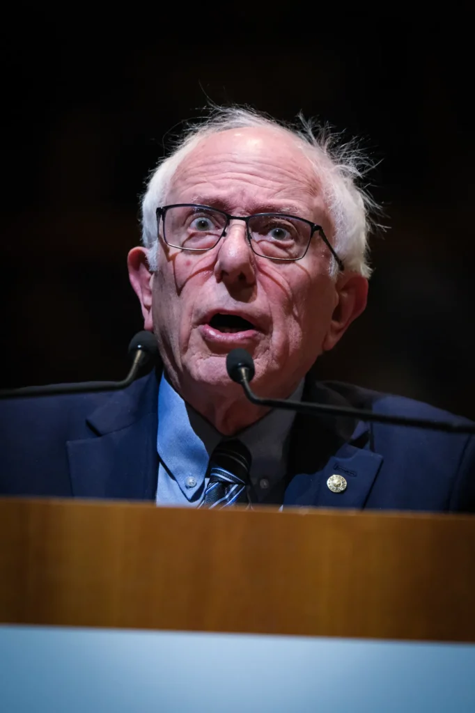 Il senatore degli Stati Uniti Bernie Sanders partecipa a un evento durante la terza giornata del Salone Internazionale del Libro di Torino 2026, presso il Lingotto Fiere di Torino, Italia.