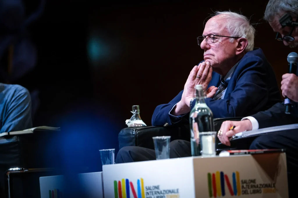 Il senatore degli Stati Uniti Bernie Sanders partecipa a un evento durante la terza giornata del Salone Internazionale del Libro di Torino 2026, presso il Lingotto Fiere di Torino, Italia.