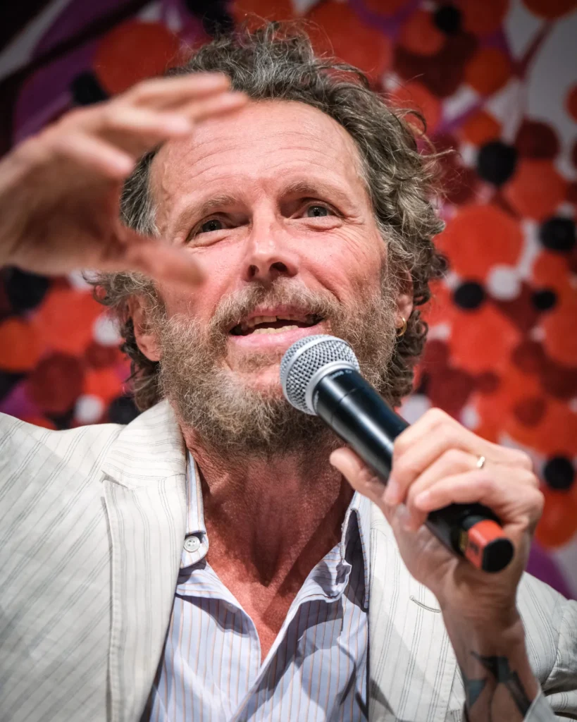 Il cantautore italiano Jovanotti, nome d'arte di Lorenzo Cherubini, partecipa a un evento durante la quarta giornata del Salone Internazionale del Libro di Torino 2026, presso il Lingotto Fiere di Torino, Italia.